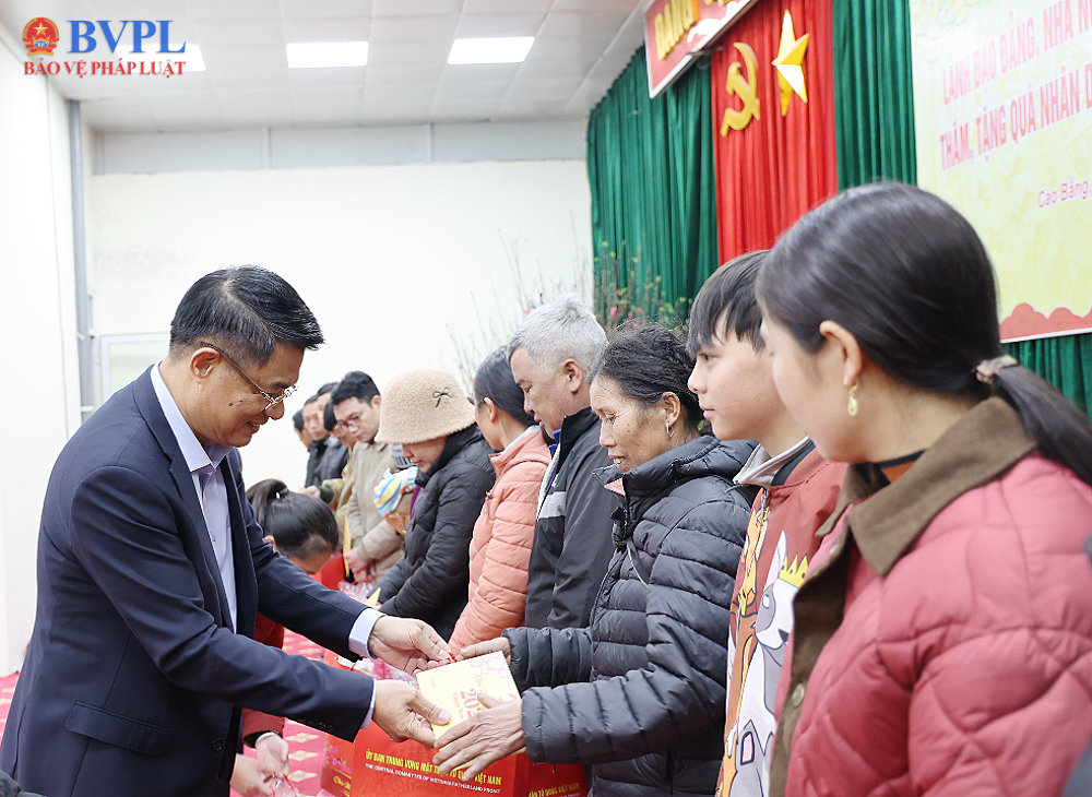Viện trưởng VKSND tối cao thăm, tặng quà dịp Tết Nguyên đán Bính Ngọ tại tỉnh Cao Bằng