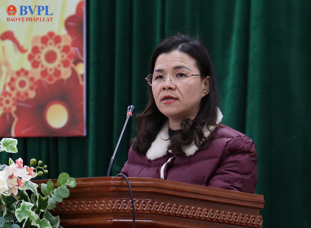 Đồng chí Hoàng Thị Hòa, Chủ tịch UBND xã Nguyên Bình báo cáo báo cáo kết quả công tác an sinh xã hội và công tác chăm lo cho các đối tượng trong dịp Tết Nguyên đán Bính Ngọ năm 2026 trên địa bàn xã.