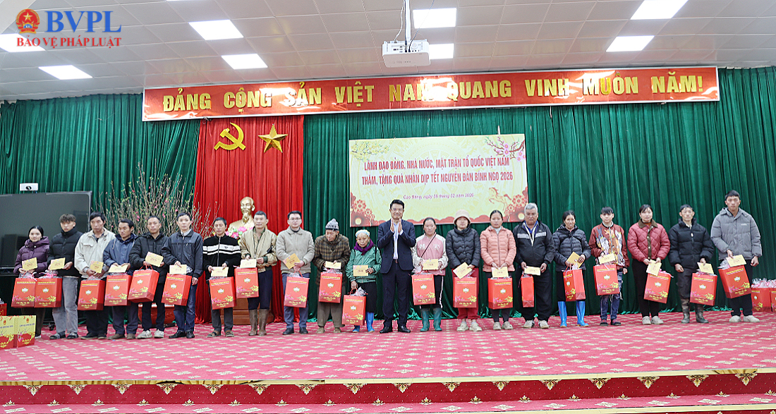 Đồng chí Nguyễn Huy Tiến, Viện trưởng VKSND tối cao trao quà tặng các hộ gia đình khó khăn tại trụ sở UBND xã Nguyên Bình.
