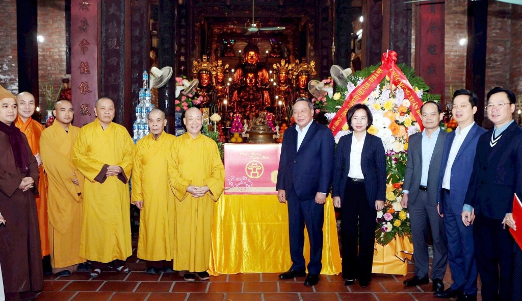 Phó Bí thư Thường trực Thành ủy Hà Nội Nguyễn Văn Phong tặng quà Thành hội Phật giáo Hà Nội