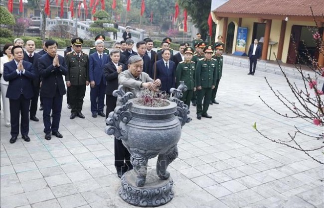 Tổng Bí thư Tô Lâm dâng hương tưởng niệm các đồng chí lãnh đạo tiền bối