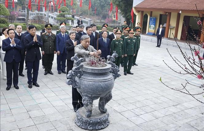 Tổng Bí thư Tô Lâm dâng hương tưởng niệm các đồng chí lãnh đạo tiền bối