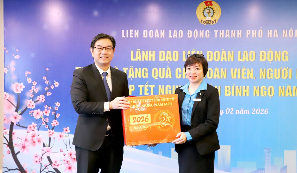 Chủ tịch LĐLĐ thành phố Hà Nội tặng quà Tết cho người lao động