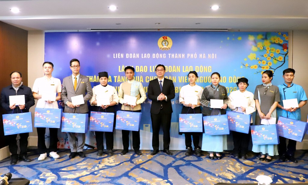 Chủ tịch LĐLĐ thành phố Hà Nội tặng quà Tết cho người lao động
