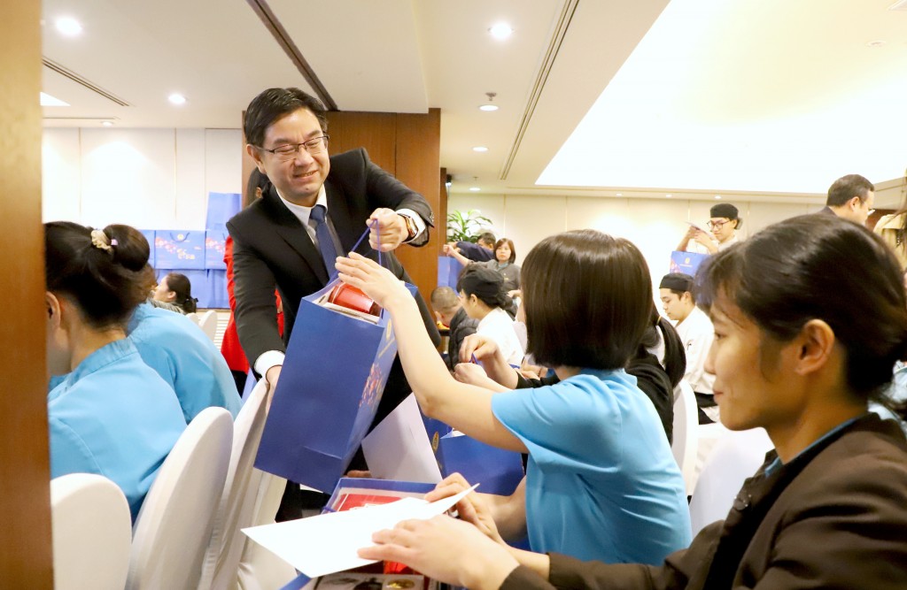 Chủ tịch LĐLĐ thành phố Hà Nội tặng quà Tết cho người lao động