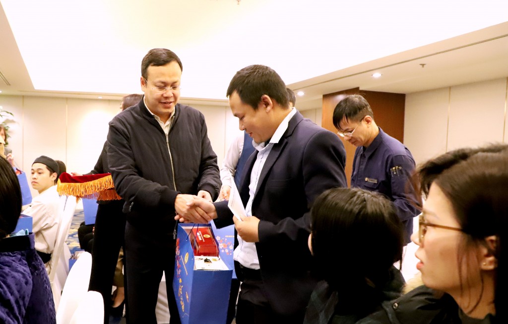 Chủ tịch LĐLĐ thành phố Hà Nội tặng quà Tết cho người lao động