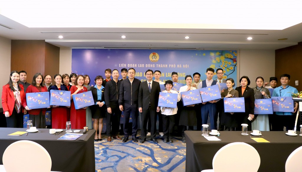 Chủ tịch LĐLĐ thành phố Hà Nội tặng quà Tết cho người lao động