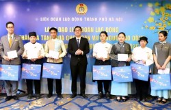 Chủ tịch LĐLĐ thành phố Hà Nội tặng quà Tết cho người lao động