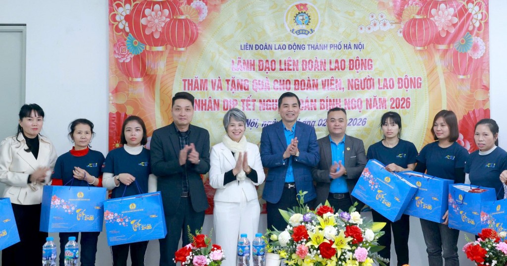 Các đồng chí lãnh đạo trao quà cho đoàn viên, người lao động Công ty TNHH Việt Nam - Woosung