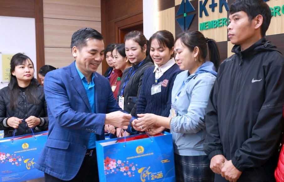 Lãnh đạo LĐLĐ TP Hà Nội tặng quà công nhân dịp Tết Nguyên đán