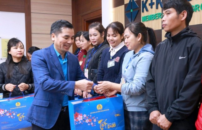 Lãnh đạo LĐLĐ TP Hà Nội tặng quà công nhân dịp Tết Nguyên đán