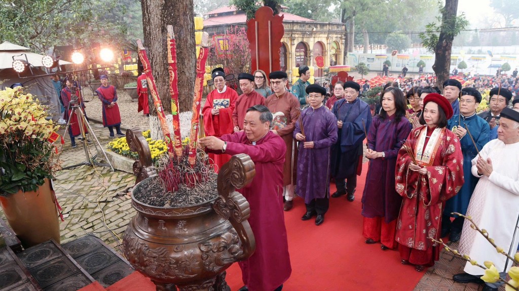 Phó Bí thư Thường trực Thành ủy Hà Nội Nguyễn Văn Phong và các đại biểu dâng hương tại Điện Kính Thiên