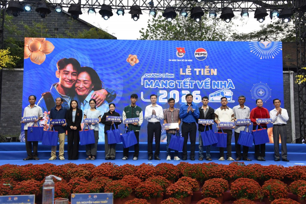 Trao tặng vé xe cho người lao động về quê