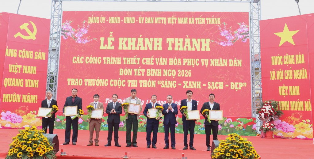 Nhân dịp này, xã Tiến Thắng cũng trao thưởng cuộc thi 