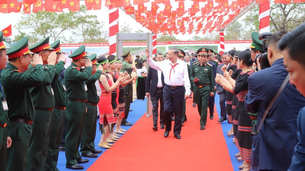 Cán bộ, giáo viên, học sinh xã Ea Rốk chào đón Tổng Bí thư Tô Lâm và các đồng chí lãnh đạo Đảng, Nhà nước đến dự Lễ khởi công