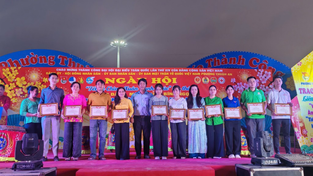 Ủy ban MTTQ Việt Nam phường Thuận An khen tập thể, cá nhân có thành tích trong công tác tuyên truyền, vận động Nhân dân tham gia thực hiện phong trào, cuộc vận động do MTTQ Việt Nam phường Thuận An phát động năm 2025