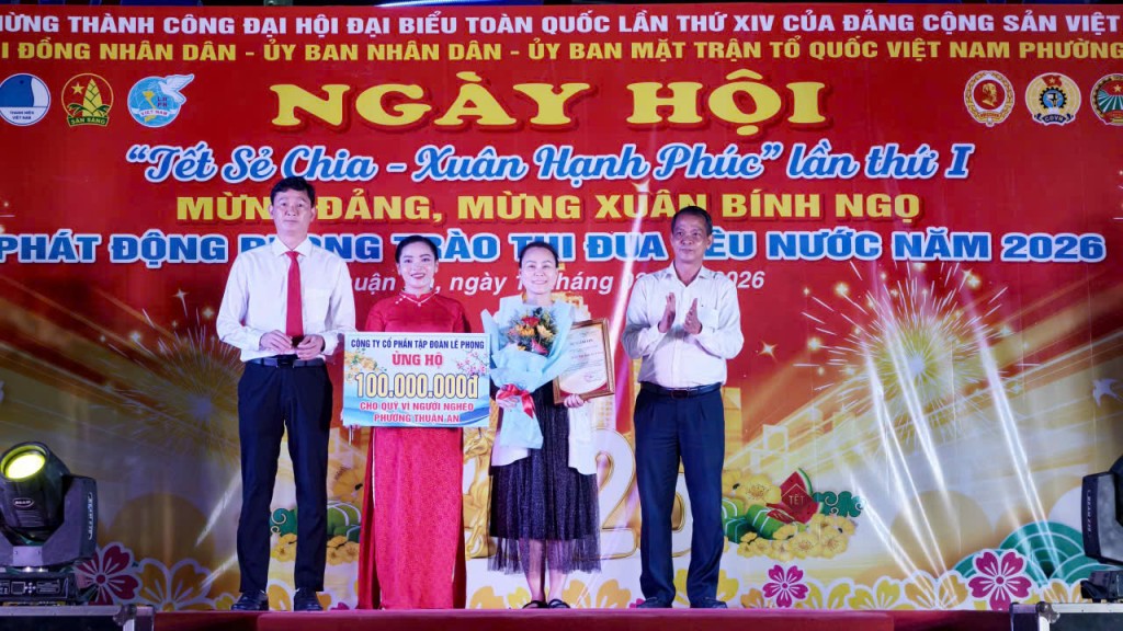 Trao thư cảm ơn các mạnh thường quân, đơn vị đồng hành đã tích cực ủng hộ Quỹ Vì người nghèo tại địa phương (Ảnh: Tâm Trang)