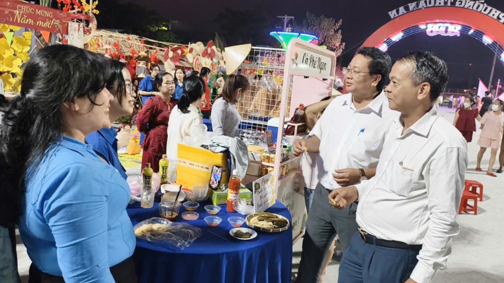 Lãnh đạo phường Thuận An tham quan các gian hàng ẩm thực (Ảnh: Tâm Trang)