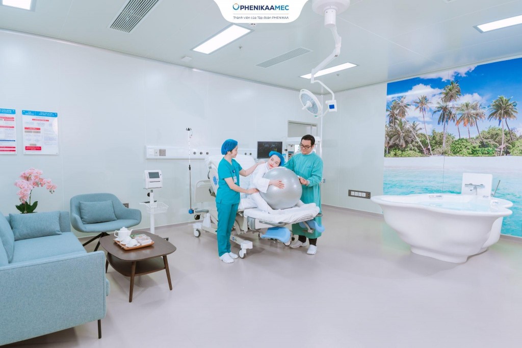 Phòng sinh Luxury được thiết kế theo tiêu chuẩn quốc tế với bồn sinh dưới nước hỗ trợ giảm đau tự nhiên, hiếm có tại Việt Nam 