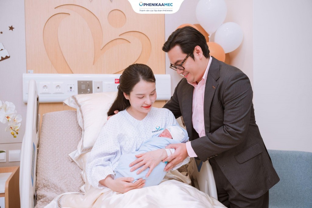 Mẹ và bé được chăm sóc bởi điều dưỡng và người thân 24/24 tại phòng lưu viện tiêu chuẩn quốc tế