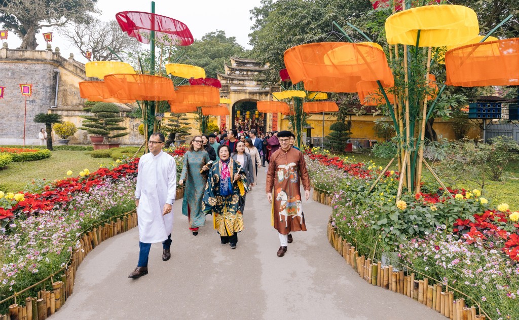 Lần đầu tiên có đường hoa Tết trong Hoàng thành Thăng Long