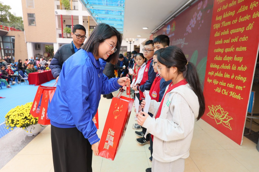 Tuổi trẻ phường Ngọc Hà trao tặng quà đến thiếu nhi có hoàn cảnh khó khăn 