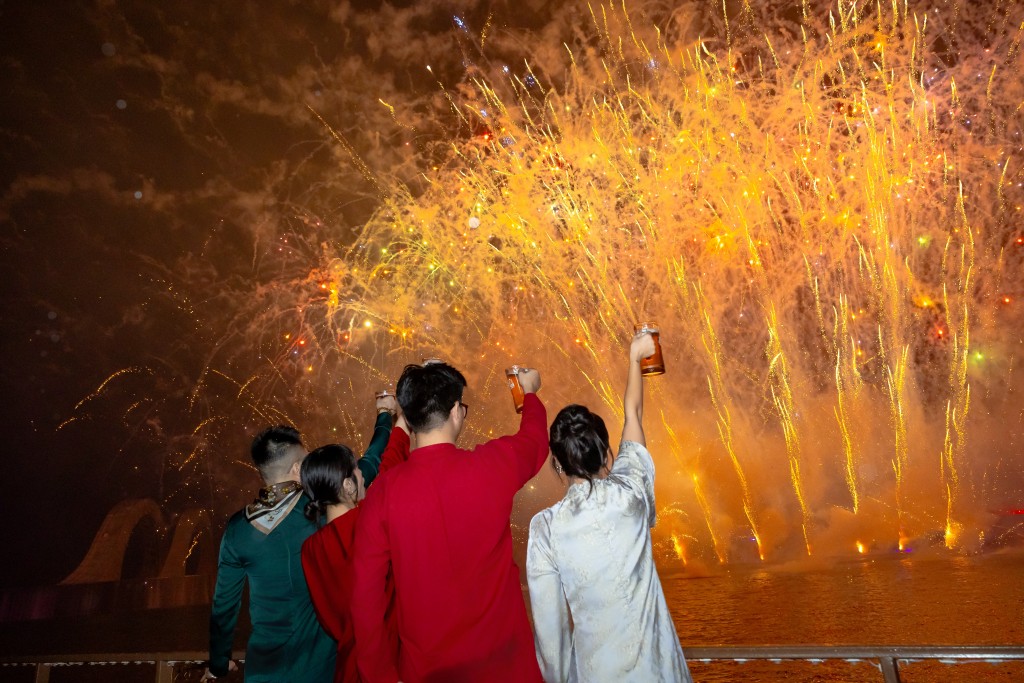 Trải nghiệm trọn vẹn khi vừa thưởng thức bữa tối, vừa chiêm ngưỡng pháo hoa ở cự ly gần.