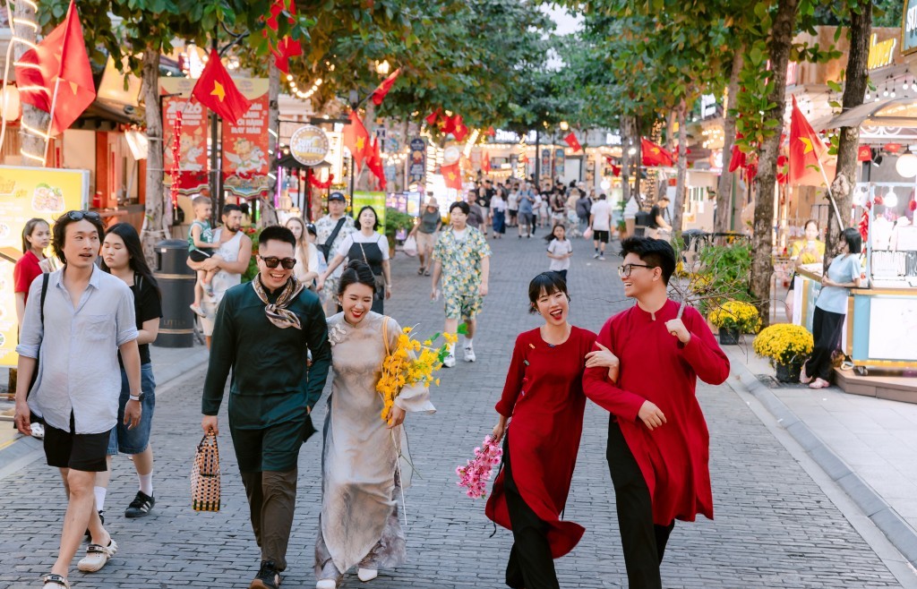 Nam đảo Phú Quốc rợp cờ hoa, bừng pháo hoa mừng Tết Nguyên đán