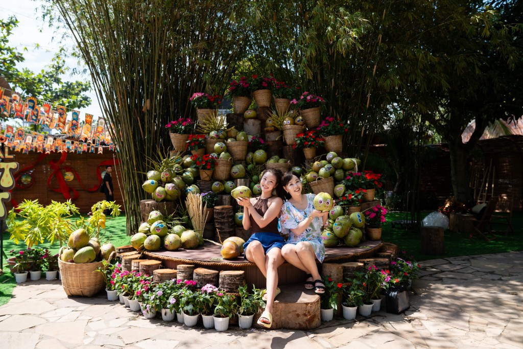 Du khách check -in tiểu cảnh hoa quả nhiệt đới tại Hòn Thơm.