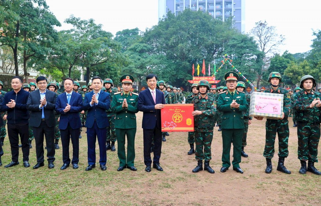 Bí thư Thành ủy Nguyễn Duy Ngọc thăm, chúc Tết Giáo hội Phật giáo Việt Nam và các đơn vị quân đội, công an