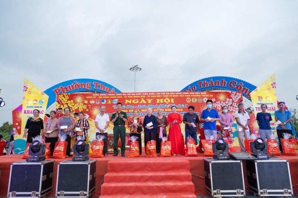 Trao 800 phần quà “Tết nghĩa tình-Xuân hạnh phúc” cho người dân khó khăn