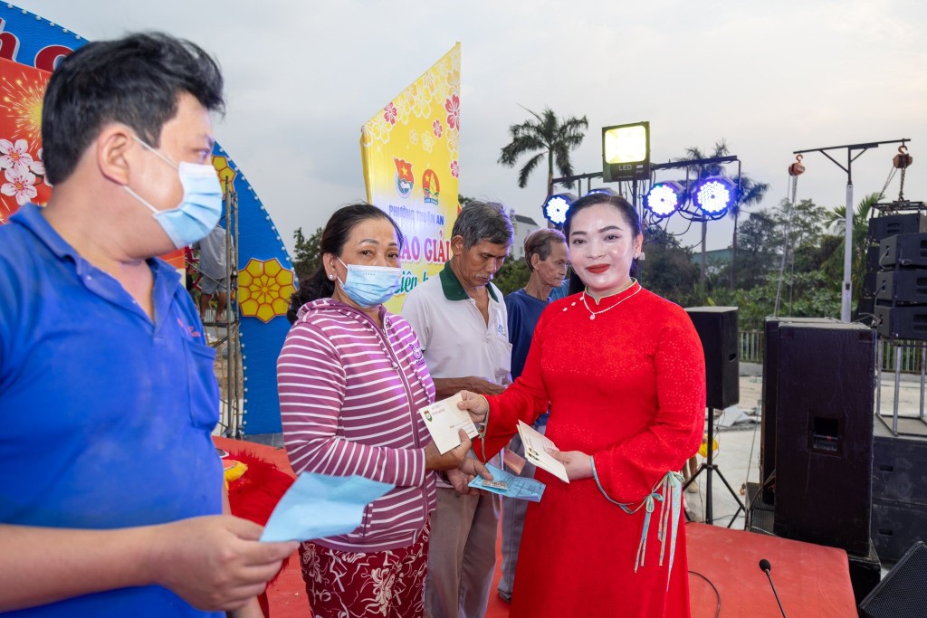 Hàng trăm phần quà chăm lo tết tại đêm hội “Tết nghĩa tình - Xuân hạnh phúc”