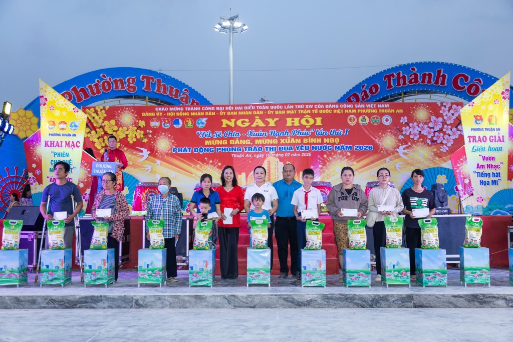 Trao 800 phần quà “Tết nghĩa tình-Xuân hạnh phúc” cho người dân khó khăn