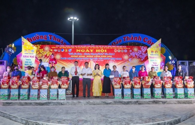 Trao 800 phần quà “Tết nghĩa tình - Xuân hạnh phúc” cho người dân khó khăn