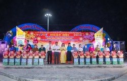 Trao 800 phần quà “Tết nghĩa tình - Xuân hạnh phúc” cho người dân khó khăn