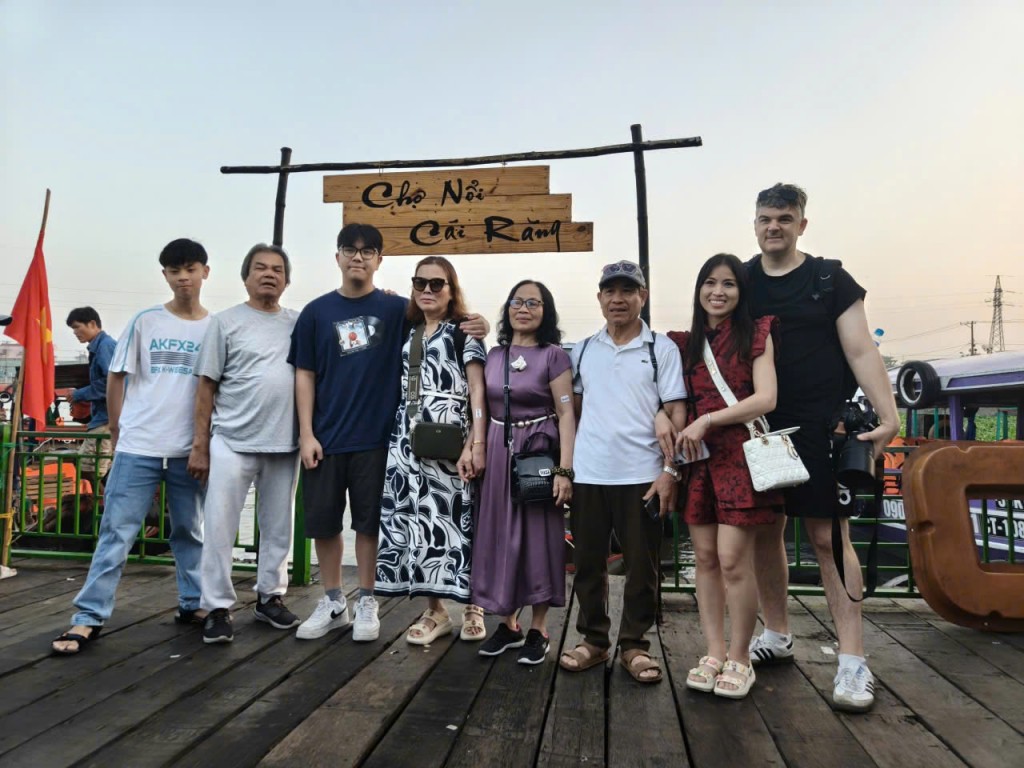 Đoàn của Nguyễn Thu Thảo trong chuyến ghé thăm chợ nổi Cái Răng cận Tết. Giữa nhiều thế hệ và những khác biệt về xuất phát điểm, chợ nổi trở thành điểm gặp gỡ của ký ức, trải nghiệm và cảm giác trở về.