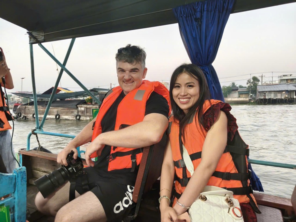 Nguyễn Thu Thảo và bạn trai Lee Zammit trong chuyến tham quan chợ nổi Cái Răng những ngày cận Tết. Với họ, dòng sông không chỉ là phong cảnh, mà là nơi chạm vào một phần quê hương rất thật.