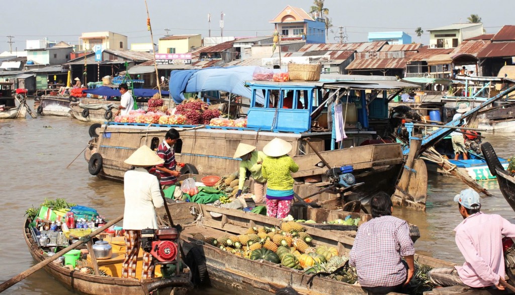 Hình ảnh mua bán nhộn nhịp trên chợ nổi ngày giáp Tết