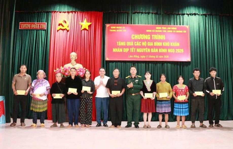 Trung đoàn 720 gặp mặt, tặng 700 suất quà Tết cho người dân