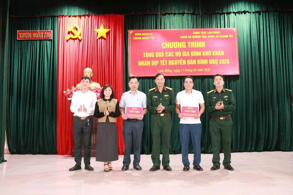 Trung đoàn 720 gặp mặt, tặng 700 suất quà Tết cho người dân