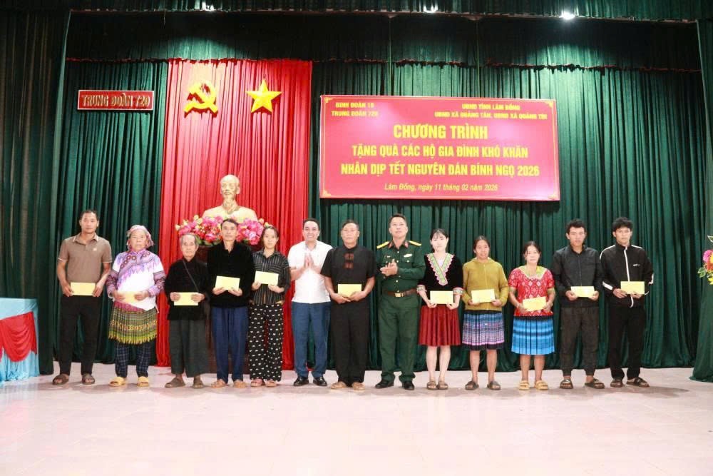 Chỉ huy Trung đoàn 720 tặng quà Tết cho các gia đình khó khăn