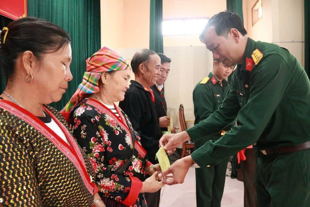 Thượng tá Trần Văn Sơn, Trung đoàn trưởng Trung đoàn 720 tặng quà cho các gia đình khó khăn