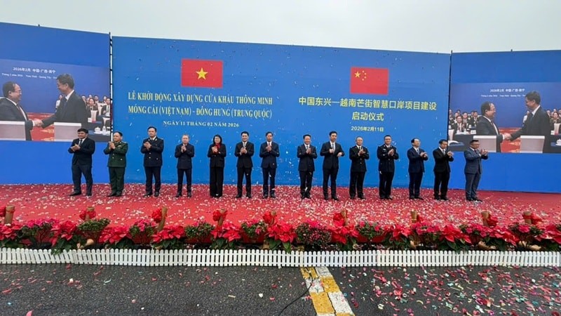 Các đại biểu thực hiện nghi thức khởi động tại vạch phân quản cầu Bắc Luân II.