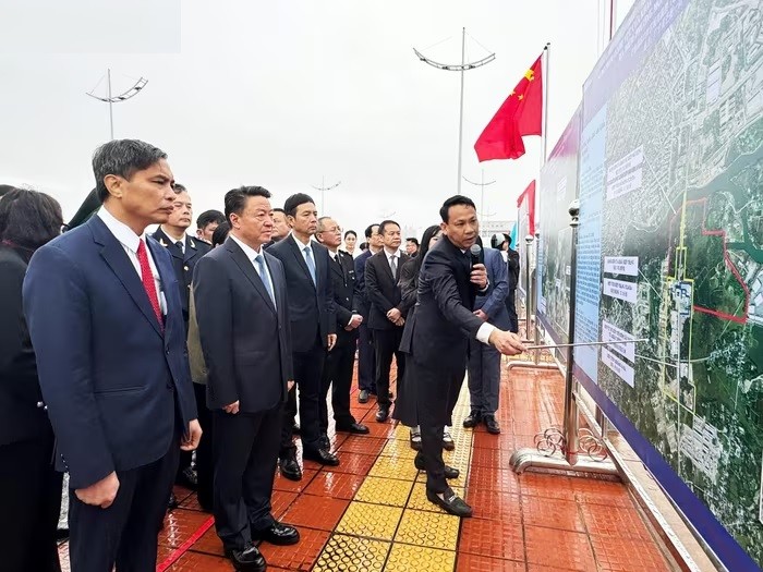 Các đại biểu nghe giới thiệu quy hoạch xây dựng cửa khẩu thông minh tại Móng Cái (Việt Nam) kết nối với Đông Hưng (Trung Quốc).