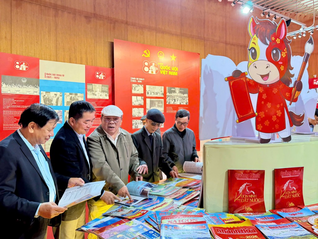 Các Đại biểu, khách mời, nhân dân tham quan hội sách - báo xuân 2026