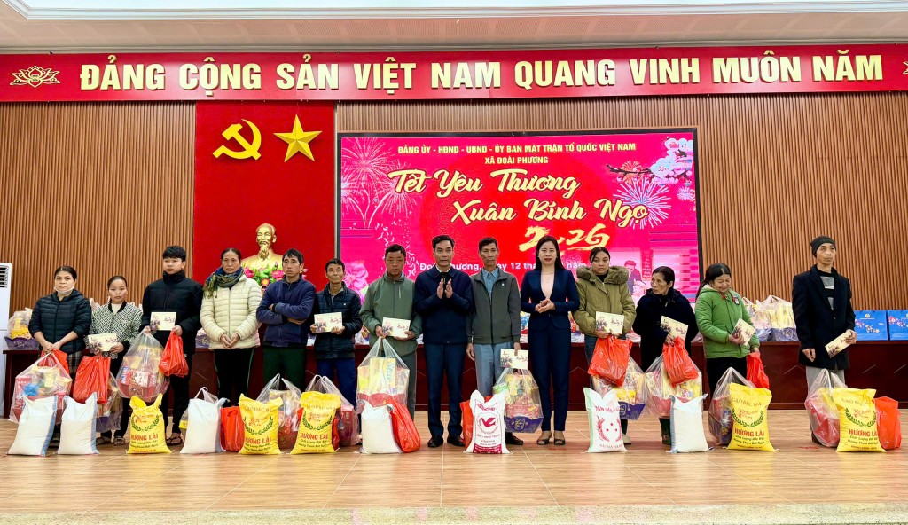 Đoài Phương: Trao quà Tết sum vầy tổng trị giá gần 800 triệu đồng