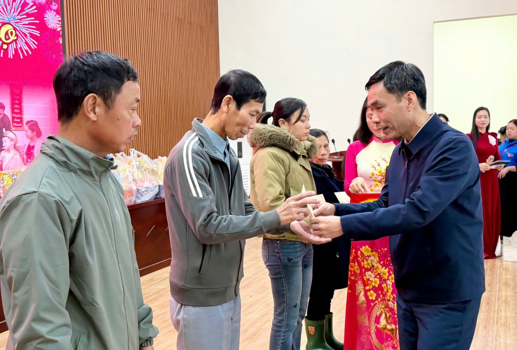 Bí thư Đảng ủy xã Đoài Phương Nguyễn Quang Hán trao quà cho các hộ gia đình nhân dịp Xuân Bính Ngọ.