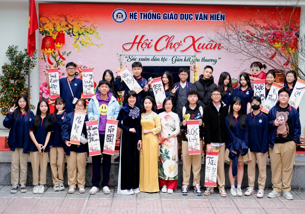 Rực rỡ Hội chợ Xuân “Sắc xuân dân tộc - Gắn kết yêu thương” tại Trường THPT Văn Hiến