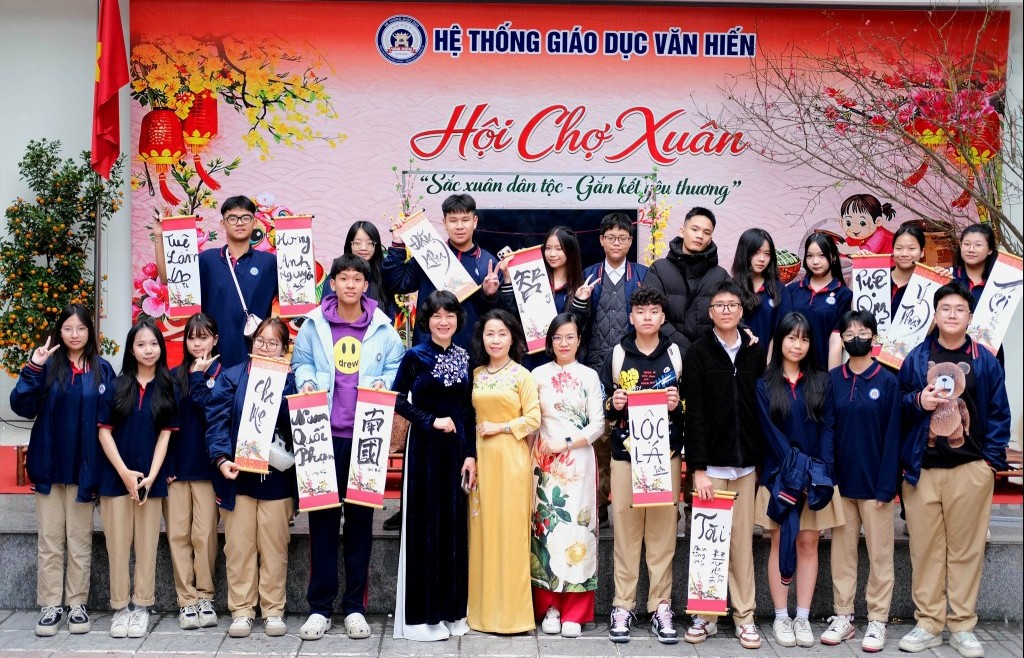 Rực rỡ Hội chợ Xuân “Sắc xuân dân tộc - Gắn kết yêu thương” tại Trường THPT Văn Hiến
