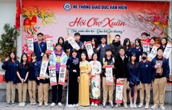Rực rỡ Hội chợ Xuân “Sắc xuân dân tộc - Gắn kết yêu thương” tại Trường THPT Văn Hiến